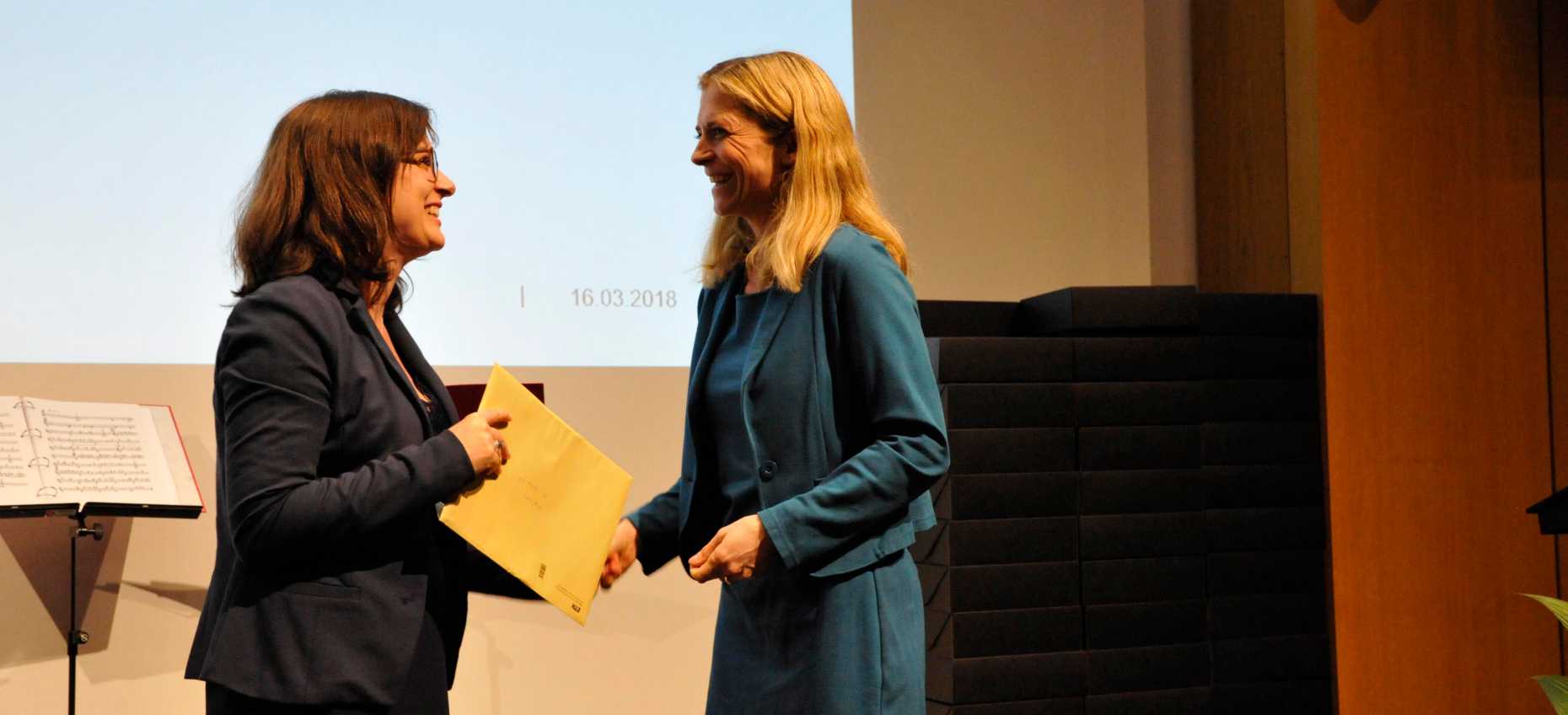Enlarged view: Emilia Schmitt (left), winner of the Hans Vontobel Award for Agronomy, with Maja Baumann, great-granddaughter of Jakob Vontobel. Photo: Peter Fischer