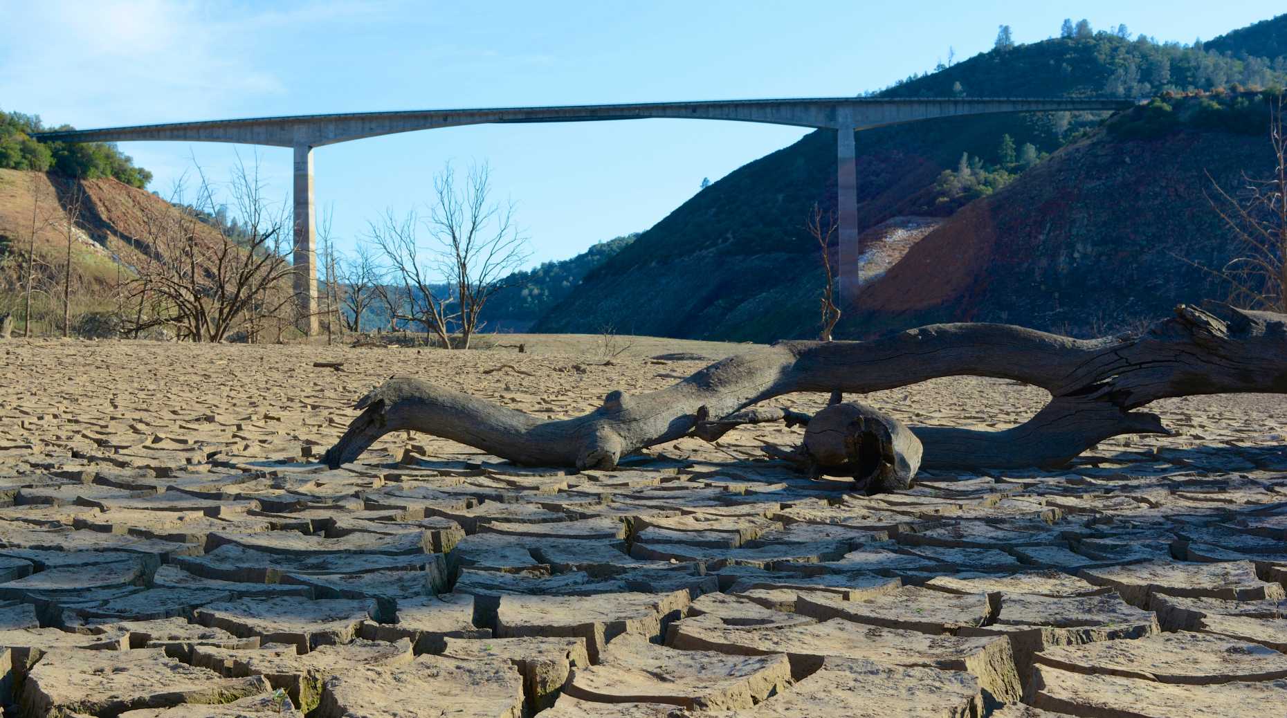 Drought under New Melones Bridge, California. Photo: istockphoto