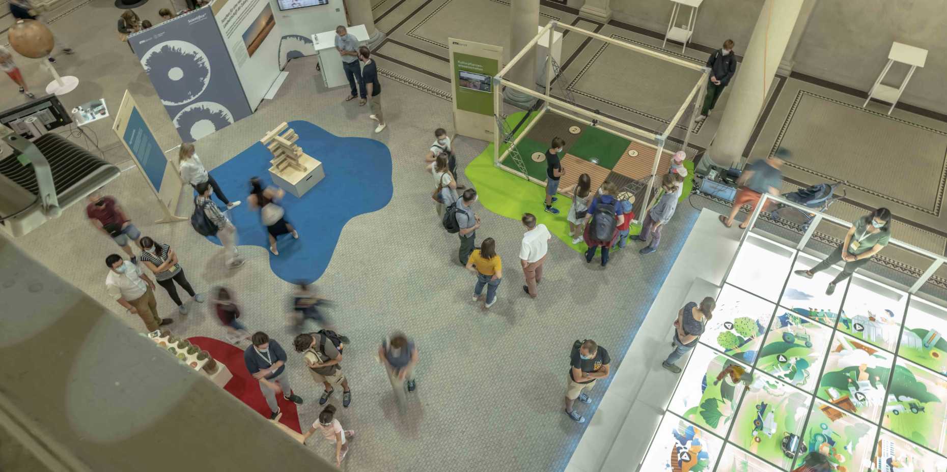 Blick von der Galerie in die Haupthalle der ETH auf die Ausstellung