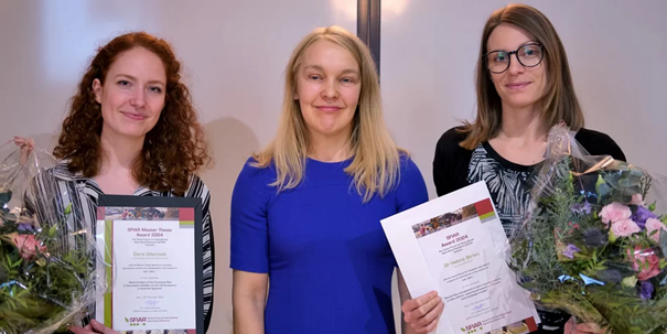 left to right: Daria Odermatt (SFIAR Master Thesis Award Winner), Dr Lindsey Norgrove (SFIAR Presdient), Dr Helena Ström (SFIAR PhD Award Winner). 