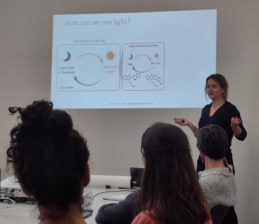 Presentation by Anna de Vries on capturing carbon dioxide with photo acids.