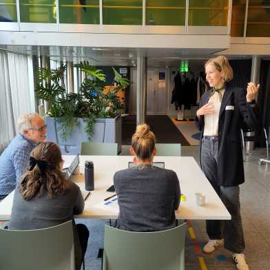 Gudrun Thorsdottir in discussion with CAS participants.