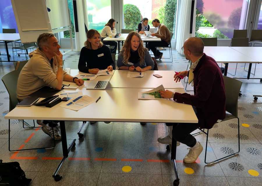 CAS participants discuss with Oliver Akeret during case study work.