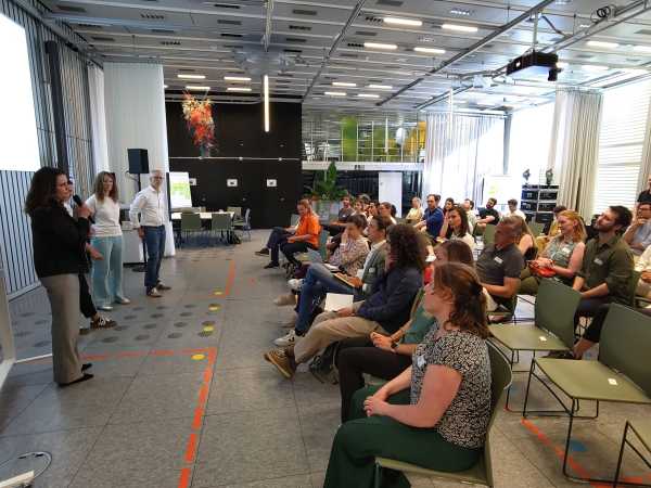 Team 'PowerUp Züri' presents their problem analysis and potential solutions.
