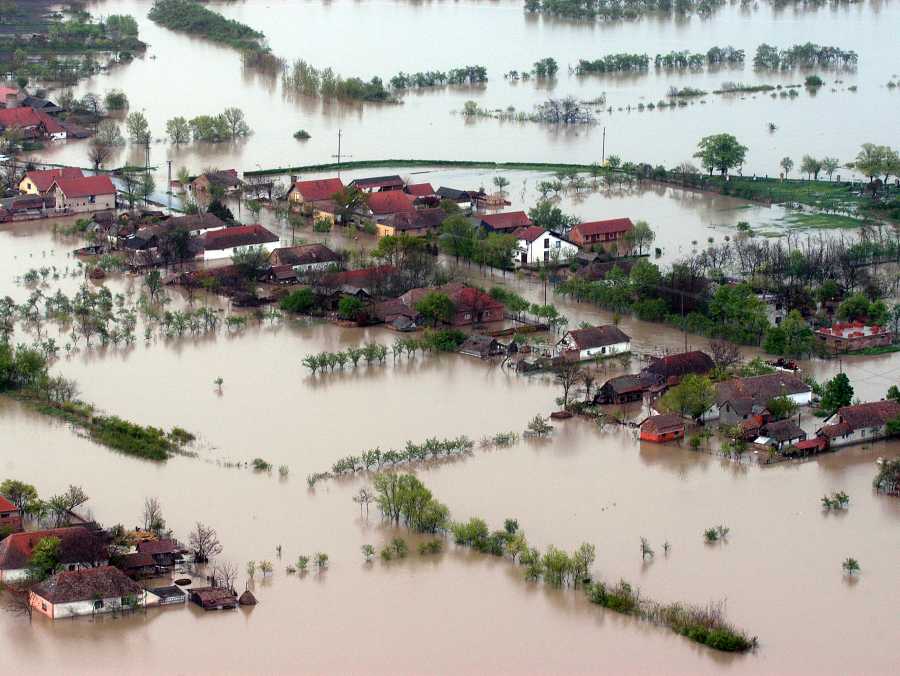 Vergrösserte Ansicht: Überflutetes Wohngebiet © Slobodan Miljevic, iStock.com