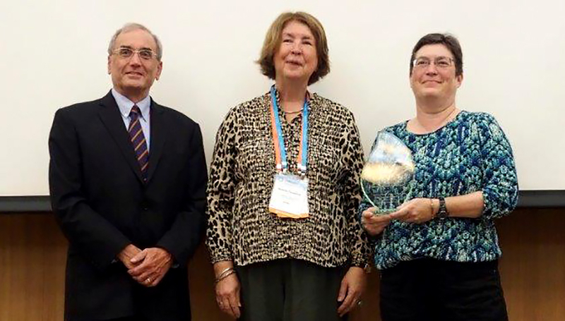 Vergrösserte Ansicht: Eawag Director Janet Hering receives the Award from IUPAC President Mark Cesa and Vice President Natalja Tarasova (Photo: Leo Merz/SCNAT)