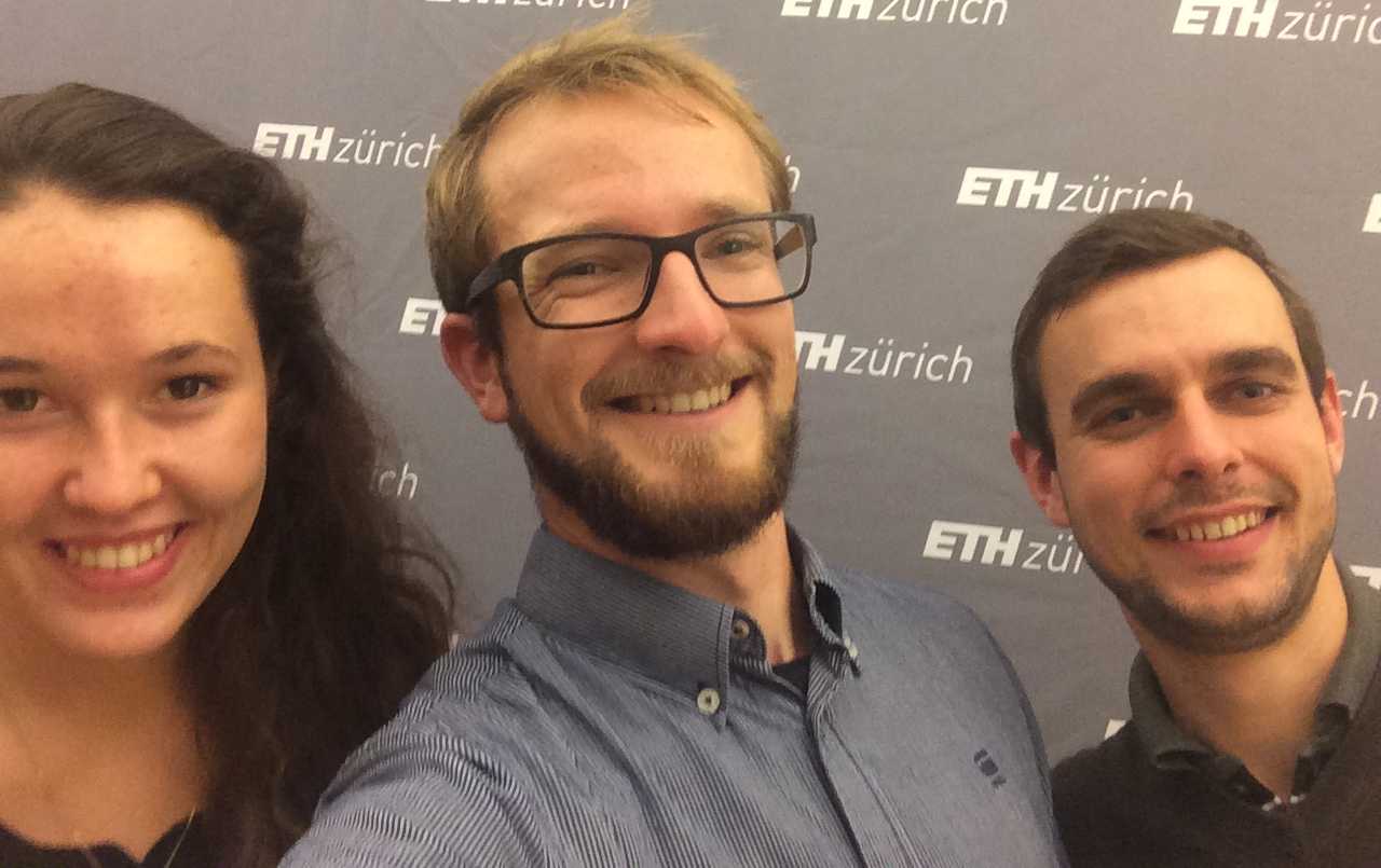 Vergrösserte Ansicht: Drei von insgesamt vier ESOP-Stipendiat/-innen aus dem D-USYS (von links): Pauline Béziat, Marius Hodel und Simon Janssen.