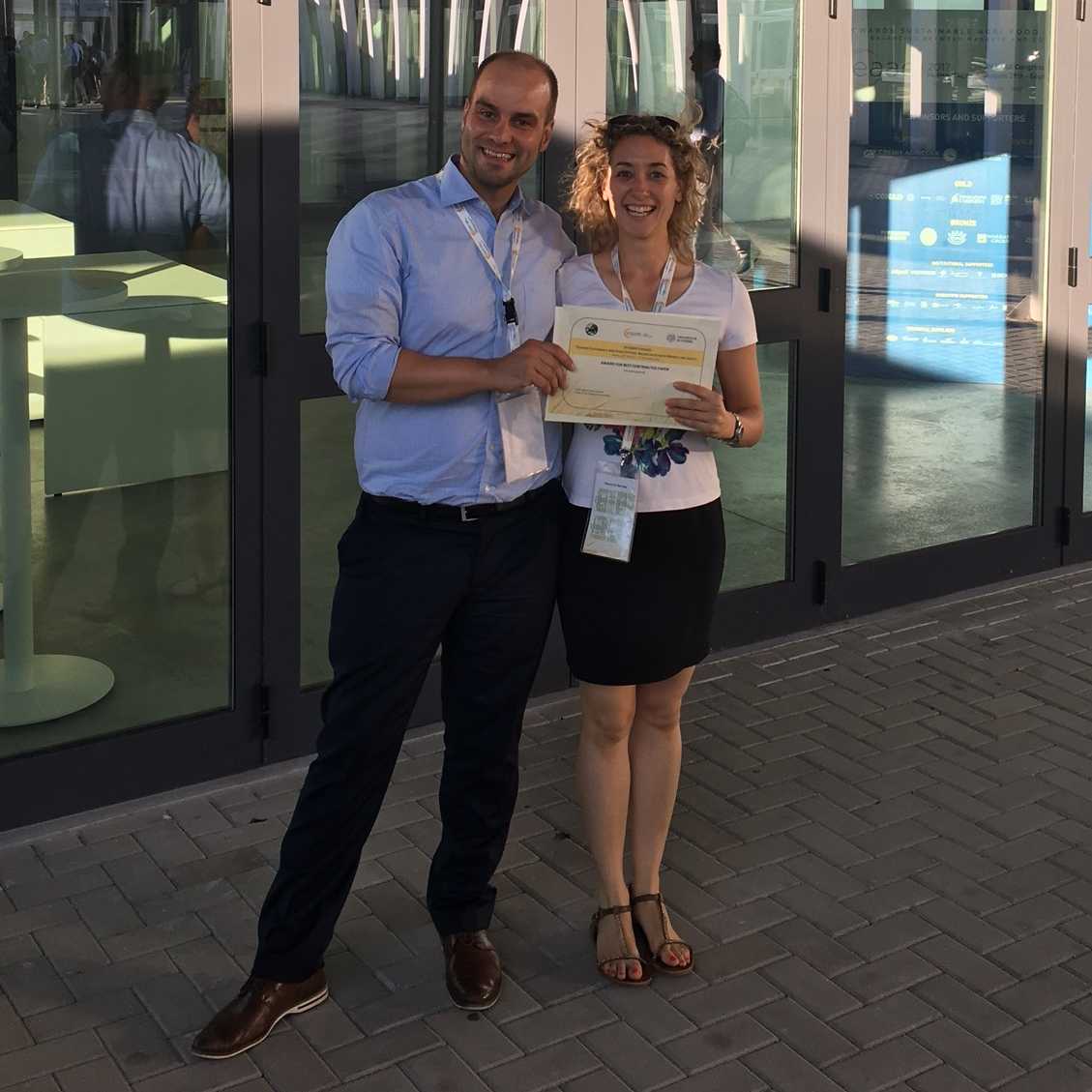 Vergrösserte Ansicht: Prof. Robert Finger and Martina Bozzola mit dem Best Contributed Paper Award. (Foto: R. Finger)