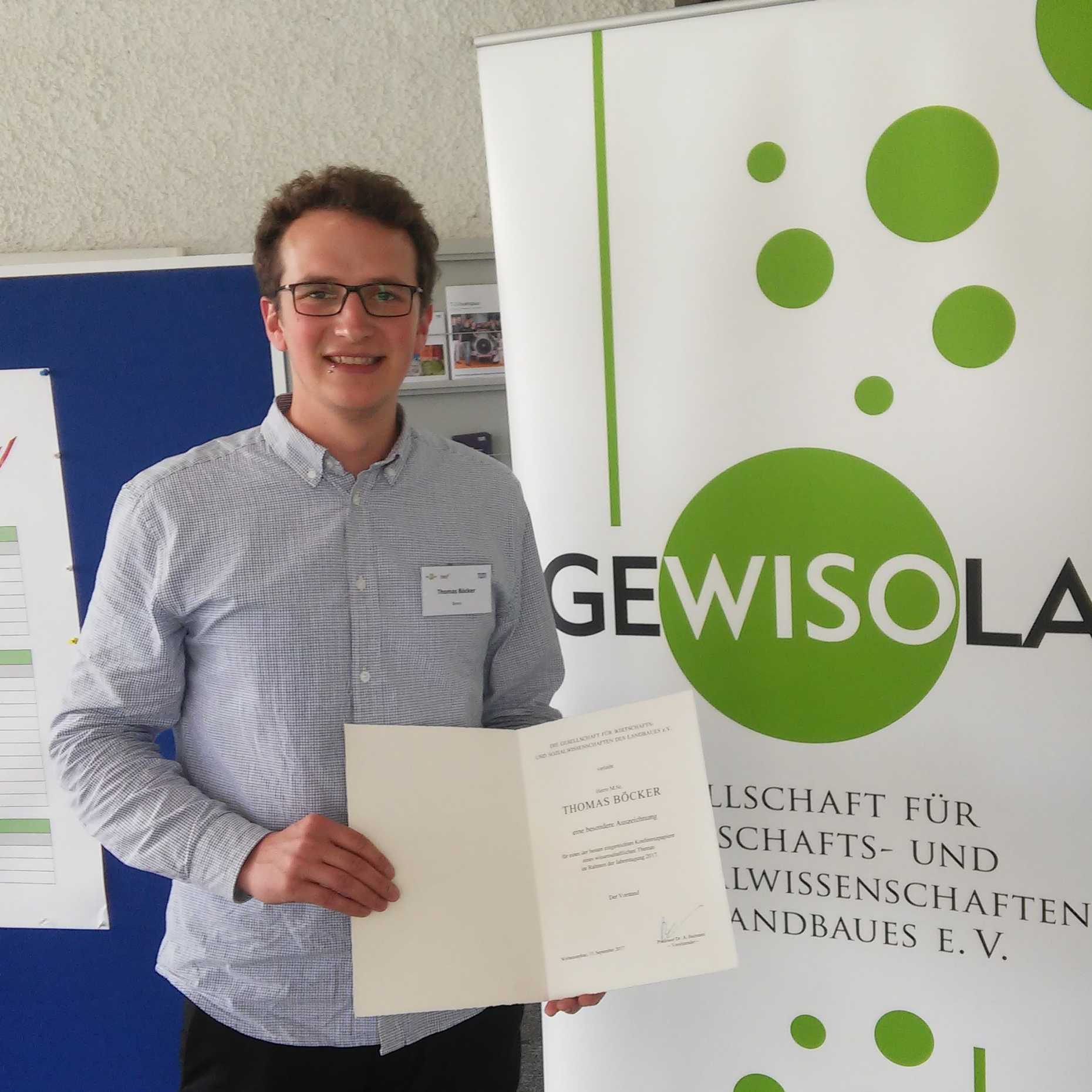Vergrösserte Ansicht: Thomas Böcker mit dem Best Paper Award. (Foto: R. Finger)