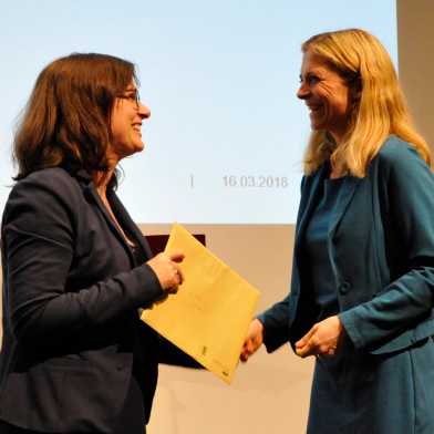 Dr. Emilia Schmitt (links), Gewinnerin des Hans Vontobel Preis für Agronomie, mit Maja Baumann, Urenkelin von Jakob Vontobel. Foto: Peter Fischer