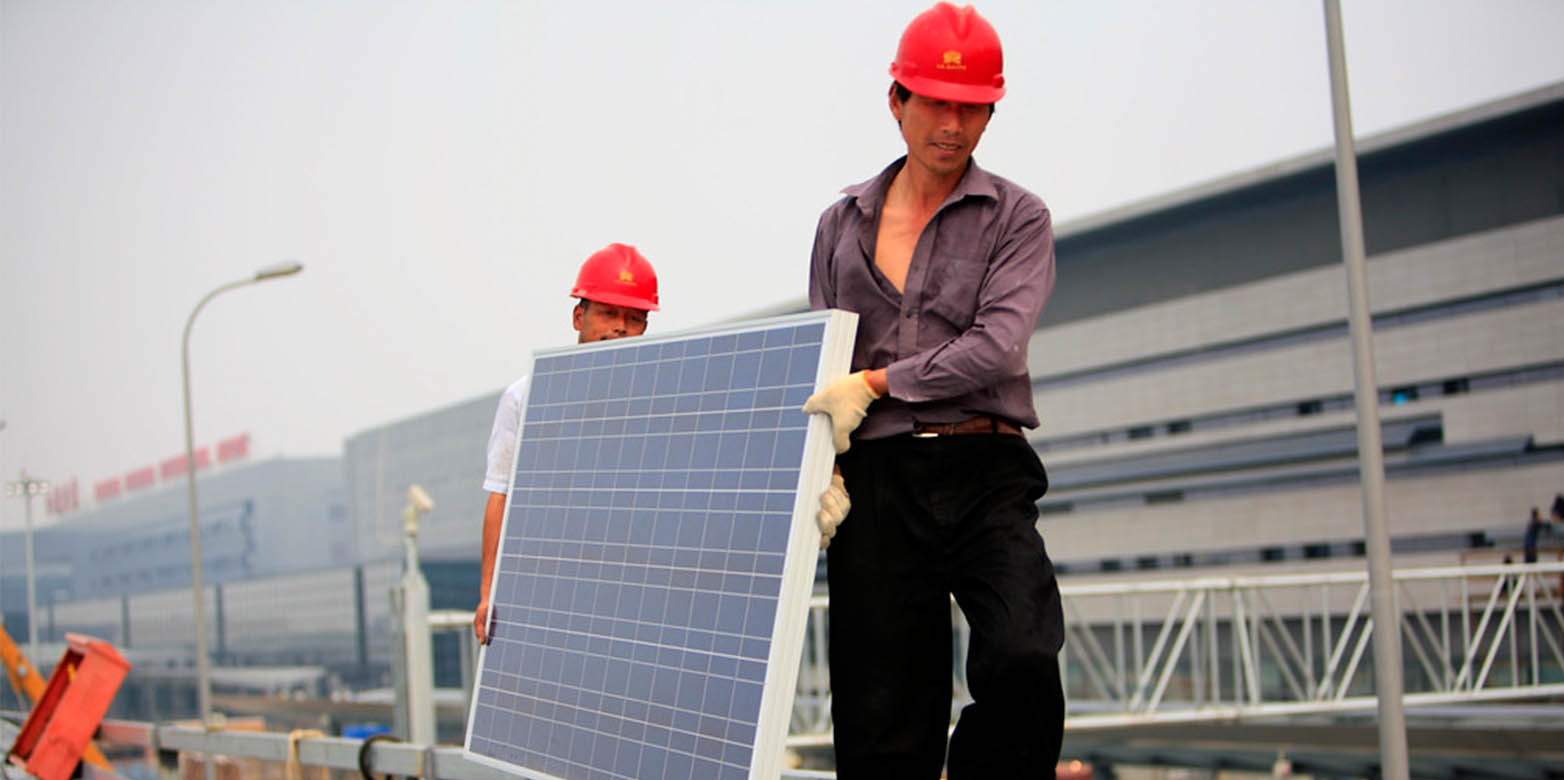 Bau einer Photovoltaikanlage in China. ©Jiri Rezac 2010, heruntergeladen von https://www.flickr.com/photos/theclimategroup/10577176164