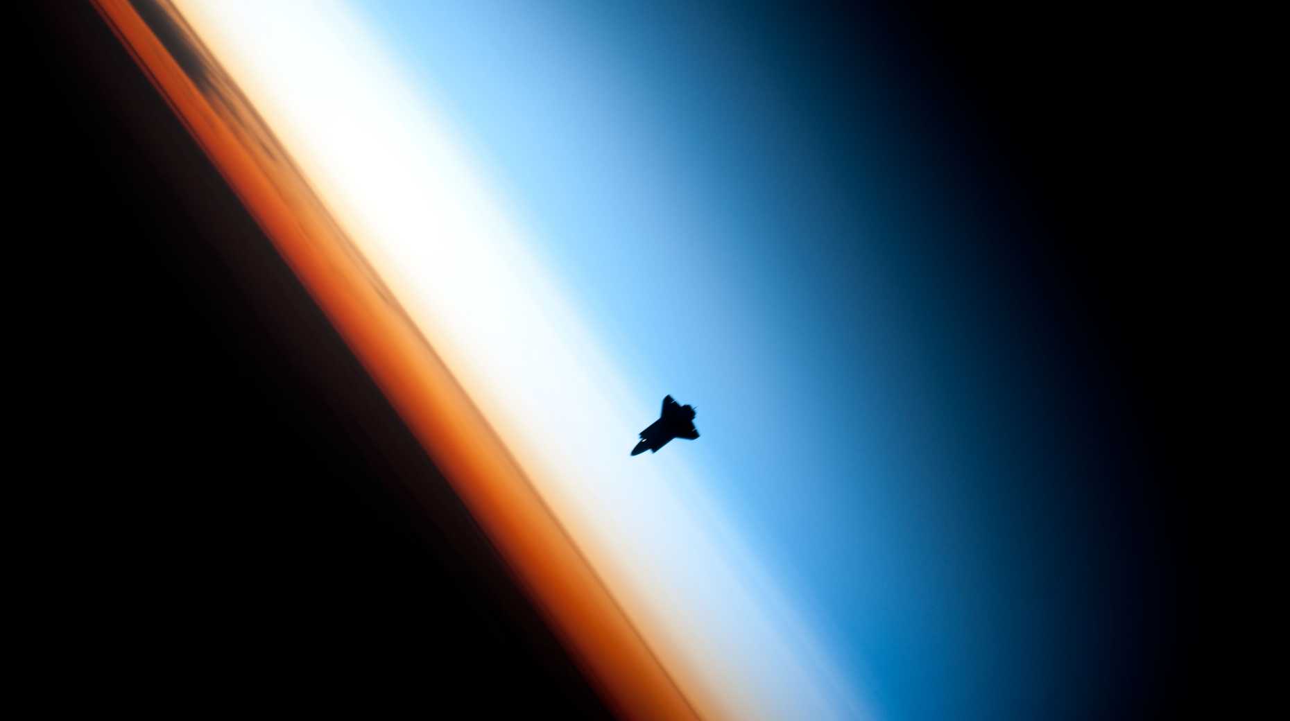 Das Space Shuttle Endeavour umkreist in mehr als 200 Meilen Höhe. Die orangefarbene Schicht ist die Troposphäre, sie weicht der weisslichen Stratosphäre und dann in die Mesosphäre aus. (Quelle: NASA/ STS-130 Shuttle-Mission) 