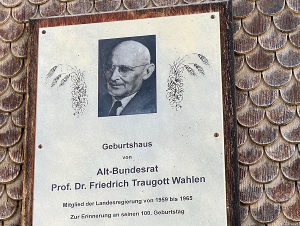 Gedenktafel am Geburtshaus von F. T. Wahlen. (Bild: Ernst Wüthrich)