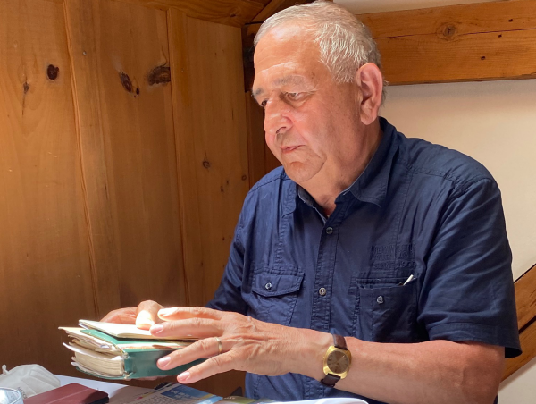 Hans Zemp brachte seine Studentenliedersammlung und seine studentische Mütze mit. (Bild: Ernst Wüthrich)