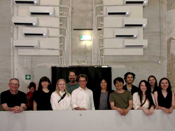 Eine Gruppe von Menschen an der Eröffnung der Biennale Architettura 2025.
