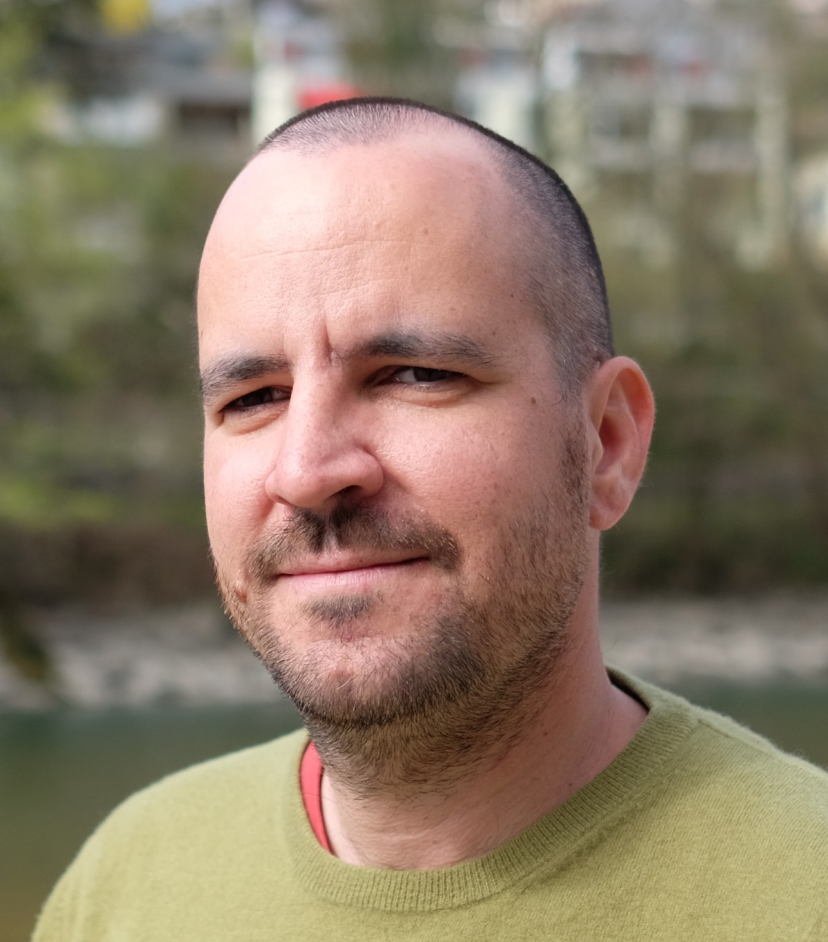 Dr.  Lukas Roth