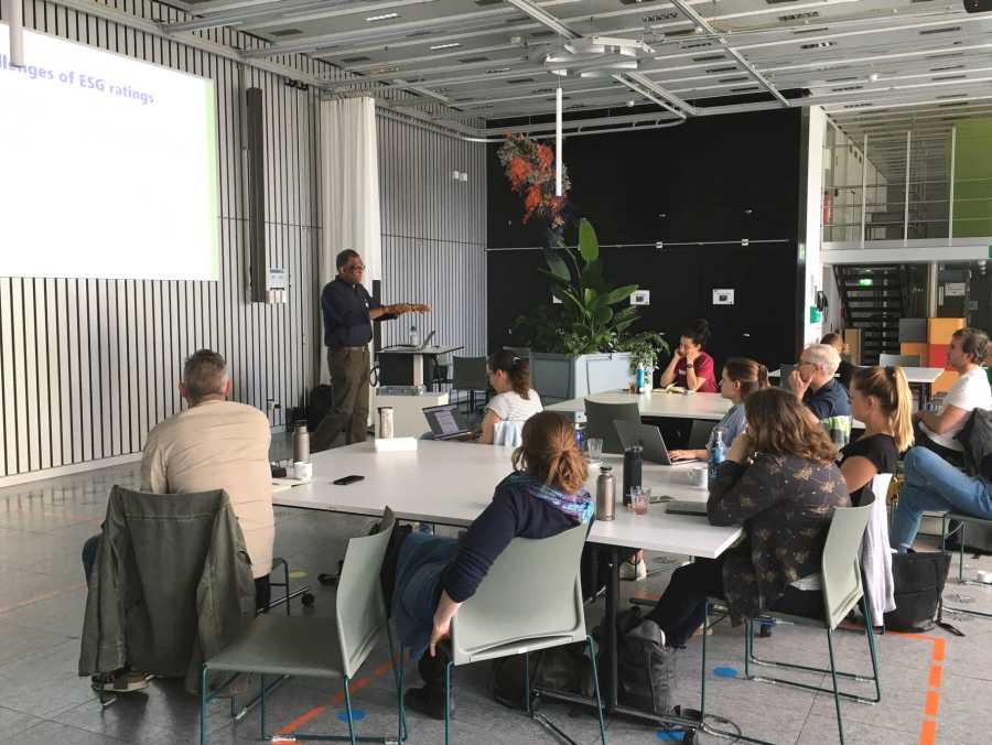 Kumar Jegarasasingam leitet einen Input zu Umwelt-, Sozial- und Governance-Fragen rund um Klimafinanzierung.