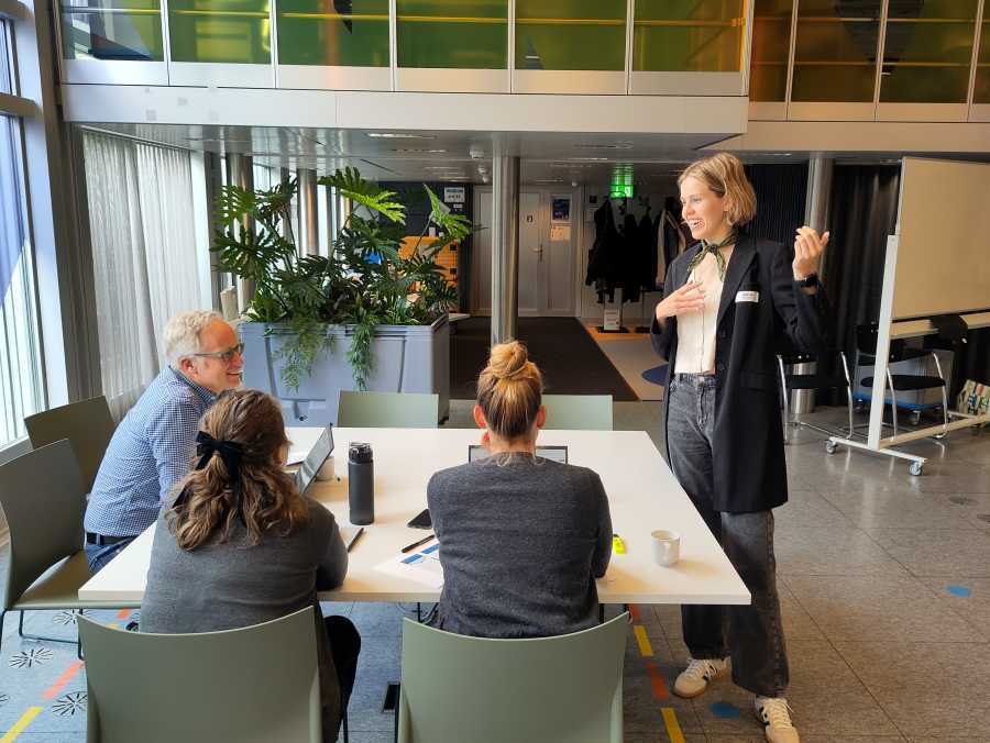 Gudrun Thorsdottir in Diskussionen mit Teilnehmenden des CAS.